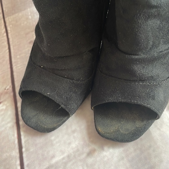 Delicious suede booties in 7.5 - Picture 5 of 8